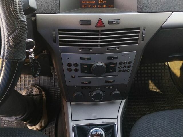 Белый Опель Астра, объемом двигателя 1.9 л и пробегом 250 тыс. км за 4999 $, фото 6 на Automoto.ua