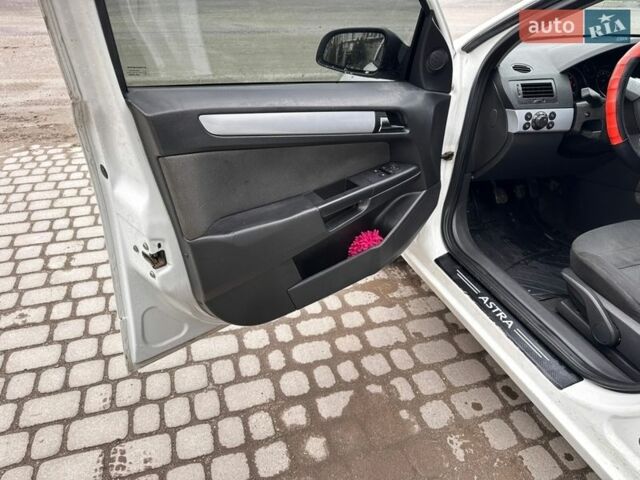 Белый Опель Астра, объемом двигателя 1.25 л и пробегом 320 тыс. км за 2950 $, фото 19 на Automoto.ua