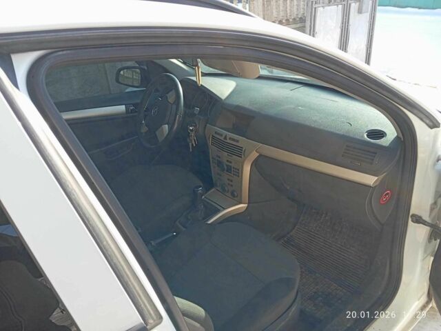 Белый Опель Астра, объемом двигателя 1.3 л и пробегом 270 тыс. км за 3750 $, фото 4 на Automoto.ua