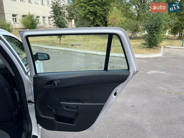 Белый Опель Астра, объемом двигателя 1.6 л и пробегом 175 тыс. км за 4500 $, фото 50 на Automoto.ua