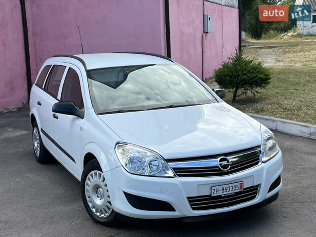 Белый Опель Астра, объемом двигателя 1.6 л и пробегом 175 тыс. км за 4500 $, фото 2 на Automoto.ua