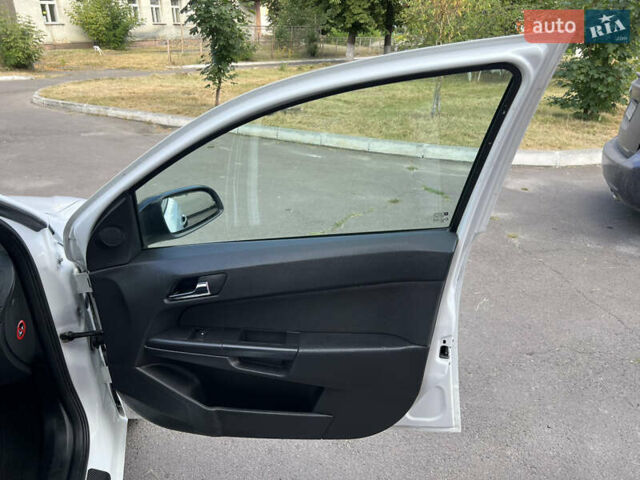 Белый Опель Астра, объемом двигателя 1.6 л и пробегом 175 тыс. км за 4500 $, фото 72 на Automoto.ua