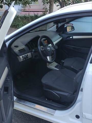 Белый Опель Астра, объемом двигателя 1.7 л и пробегом 295 тыс. км за 5500 $, фото 4 на Automoto.ua