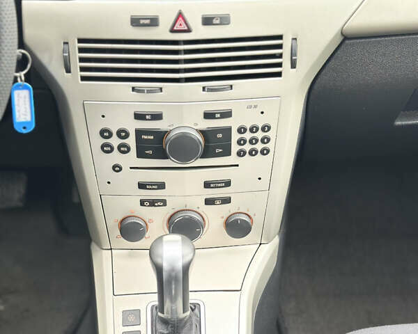 Белый Опель Астра, объемом двигателя 1.8 л и пробегом 203 тыс. км за 6450 $, фото 13 на Automoto.ua