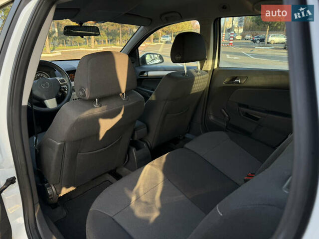 Білий Опель Астра, об'ємом двигуна 1.6 л та пробігом 220 тис. км за 6600 $, фото 24 на Automoto.ua