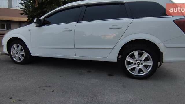 Белый Опель Астра, объемом двигателя 1.7 л и пробегом 295 тыс. км за 5500 $, фото 5 на Automoto.ua