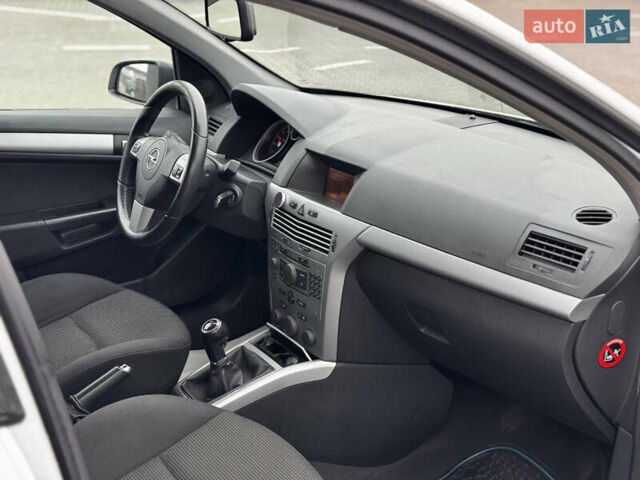 Белый Опель Астра, объемом двигателя 1.8 л и пробегом 166 тыс. км за 5750 $, фото 38 на Automoto.ua