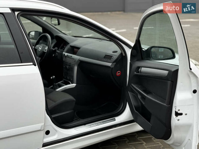 Белый Опель Астра, объемом двигателя 1.8 л и пробегом 166 тыс. км за 5750 $, фото 35 на Automoto.ua