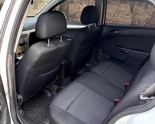 Белый Опель Астра, объемом двигателя 1.7 л и пробегом 301 тыс. км за 5400 $, фото 4 на Automoto.ua