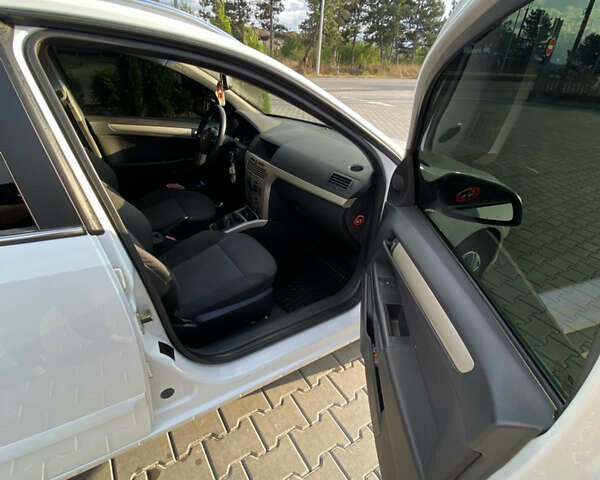 Белый Опель Астра, объемом двигателя 1.69 л и пробегом 224 тыс. км за 5300 $, фото 6 на Automoto.ua