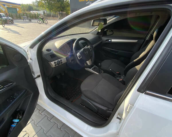 Белый Опель Астра, объемом двигателя 1.69 л и пробегом 224 тыс. км за 5300 $, фото 7 на Automoto.ua