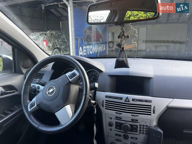 Белый Опель Астра, объемом двигателя 1.69 л и пробегом 263 тыс. км за 5800 $, фото 3 на Automoto.ua