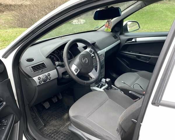 Белый Опель Астра, объемом двигателя 1.7 л и пробегом 318 тыс. км за 5600 $, фото 8 на Automoto.ua