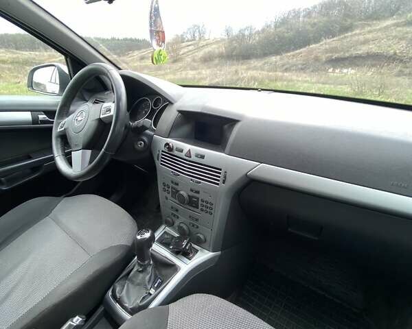 Белый Опель Астра, объемом двигателя 1.7 л и пробегом 318 тыс. км за 5600 $, фото 10 на Automoto.ua