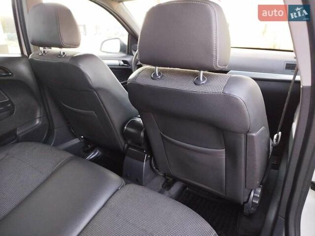 Белый Опель Астра, объемом двигателя 1.7 л и пробегом 195 тыс. км за 5500 $, фото 20 на Automoto.ua