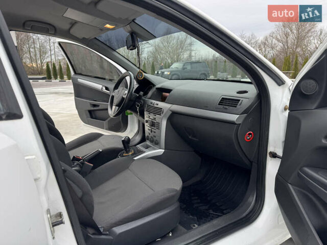 Белый Опель Астра, объемом двигателя 1.7 л и пробегом 306 тыс. км за 4999 $, фото 10 на Automoto.ua