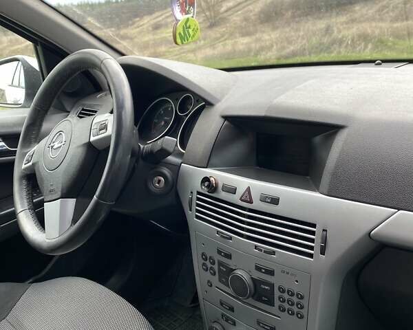 Белый Опель Астра, объемом двигателя 1.7 л и пробегом 318 тыс. км за 5600 $, фото 11 на Automoto.ua