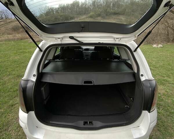 Белый Опель Астра, объемом двигателя 1.7 л и пробегом 318 тыс. км за 5600 $, фото 12 на Automoto.ua