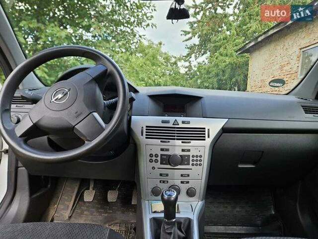 Белый Опель Астра, объемом двигателя 1.4 л и пробегом 212 тыс. км за 4700 $, фото 6 на Automoto.ua