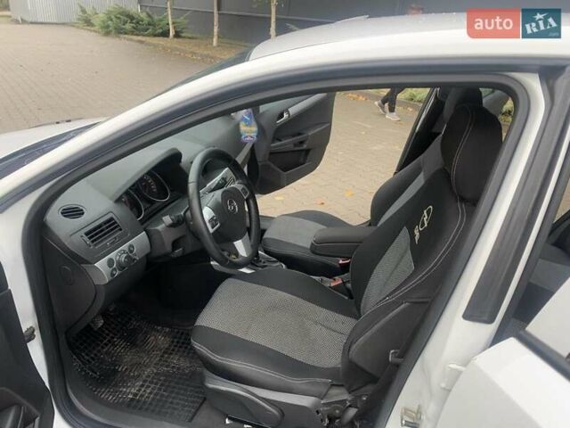 Белый Опель Астра, объемом двигателя 1.7 л и пробегом 261 тыс. км за 6200 $, фото 10 на Automoto.ua