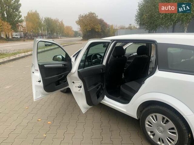 Белый Опель Астра, объемом двигателя 1.7 л и пробегом 261 тыс. км за 6200 $, фото 12 на Automoto.ua