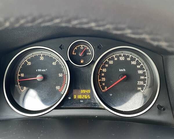 Белый Опель Астра, объемом двигателя 1.7 л и пробегом 318 тыс. км за 5600 $, фото 13 на Automoto.ua