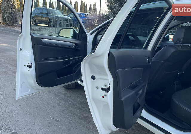 Белый Опель Астра, объемом двигателя 1.69 л и пробегом 194 тыс. км за 5500 $, фото 18 на Automoto.ua