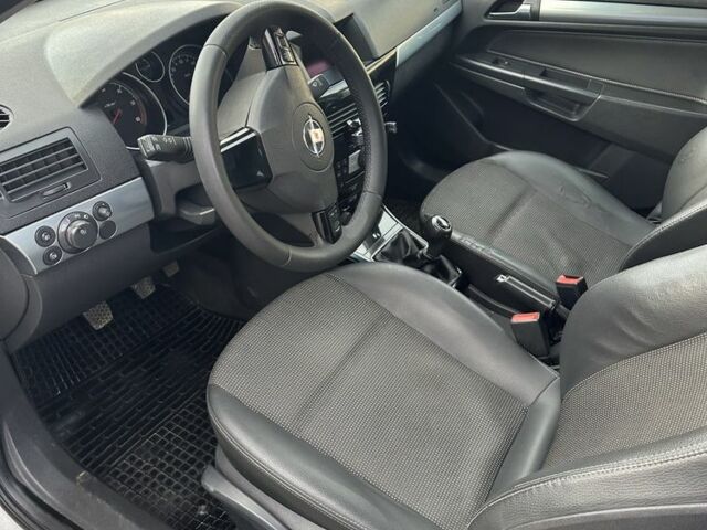 Белый Опель Астра, объемом двигателя 1.7 л и пробегом 295 тыс. км за 4500 $, фото 7 на Automoto.ua