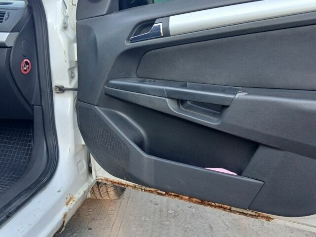 Белый Опель Астра, объемом двигателя 1.7 л и пробегом 283 тыс. км за 4100 $, фото 4 на Automoto.ua