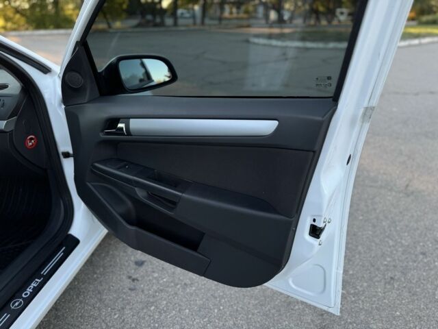 Білий Опель Астра, об'ємом двигуна 1.8 л та пробігом 200 тис. км за 3499 $, фото 8 на Automoto.ua