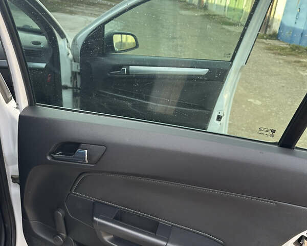 Белый Опель Астра, объемом двигателя 1.69 л и пробегом 289 тыс. км за 5200 $, фото 8 на Automoto.ua