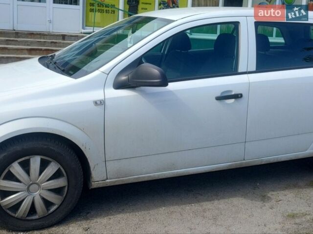 Белый Опель Астра, объемом двигателя 1.7 л и пробегом 294 тыс. км за 5510 $, фото 2 на Automoto.ua
