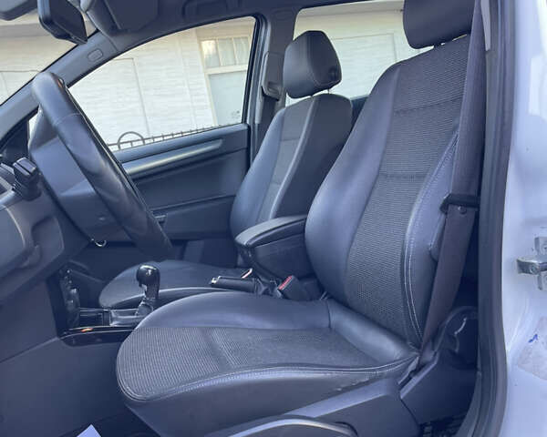 Белый Опель Астра, объемом двигателя 1.69 л и пробегом 194 тыс. км за 5500 $, фото 14 на Automoto.ua