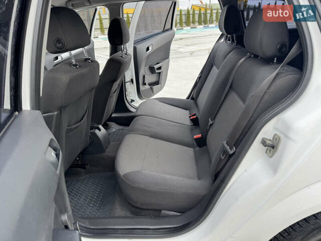 Белый Опель Астра, объемом двигателя 1.7 л и пробегом 306 тыс. км за 4999 $, фото 27 на Automoto.ua