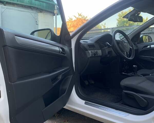 Опель Астра 2010 у Павлограде на Automoto.ua Білий Опель Астра, об'ємом двигуна 1.69 л та пробігом 240 тис. км за 6600 $, фото 16 на Automoto.ua