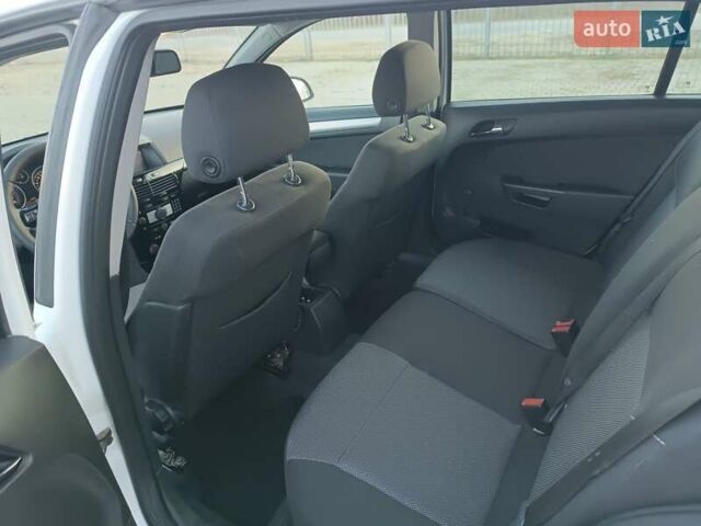 Белый Опель Астра, объемом двигателя 1.7 л и пробегом 245 тыс. км за 5600 $, фото 18 на Automoto.ua