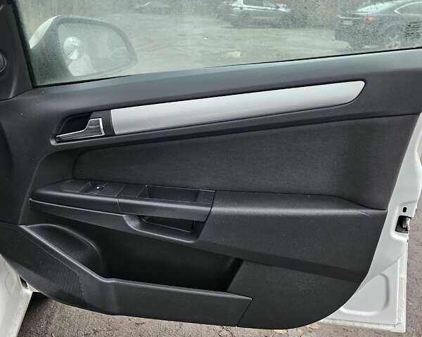 Білий Опель Астра, об'ємом двигуна 1.69 л та пробігом 170 тис. км за 2300 $, фото 11 на Automoto.ua