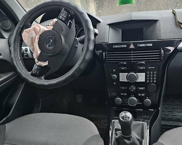 Белый Опель Астра, объемом двигателя 1.69 л и пробегом 170 тыс. км за 2499 $, фото 11 на Automoto.ua