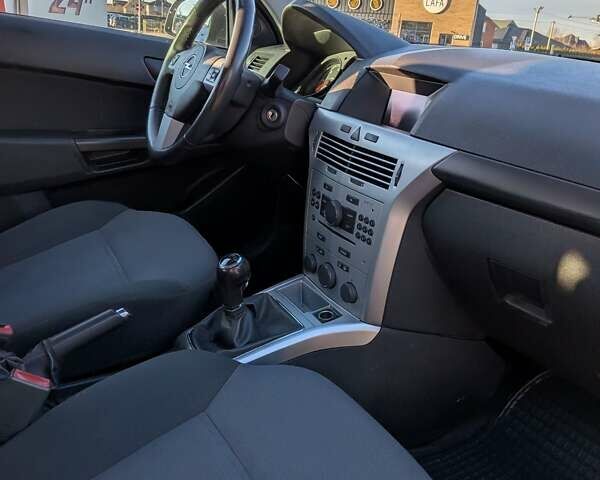 Белый Опель Астра, объемом двигателя 1.7 л и пробегом 275 тыс. км за 5500 $, фото 6 на Automoto.ua