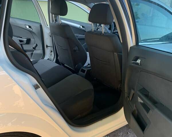 Опель Астра 2010 у Павлограде на Automoto.ua Білий Опель Астра, об'ємом двигуна 1.69 л та пробігом 240 тис. км за 6600 $, фото 14 на Automoto.ua