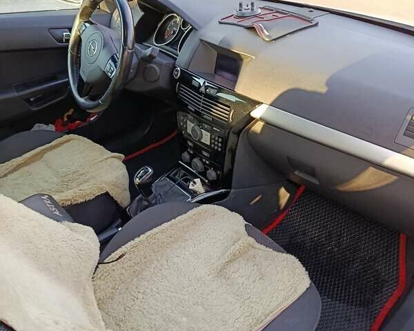 Белый Опель Астра, объемом двигателя 1.69 л и пробегом 221 тыс. км за 6200 $, фото 3 на Automoto.ua