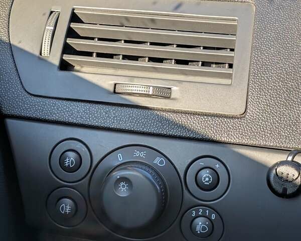 Белый Опель Астра, объемом двигателя 1.7 л и пробегом 275 тыс. км за 5500 $, фото 8 на Automoto.ua