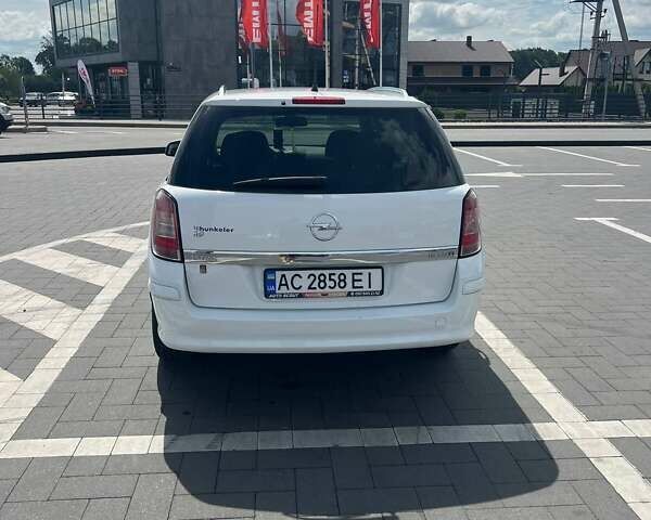 Опель Астра 2010 у Луцьку на Automoto.ua Білий Опель Астра, об'ємом двигуна 1.9 л та пробігом 240 тис. км за 6700 $, фото 4 на Automoto.ua