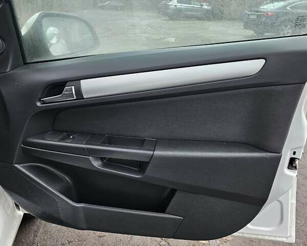 Белый Опель Астра, объемом двигателя 1.69 л и пробегом 170 тыс. км за 2499 $, фото 15 на Automoto.ua