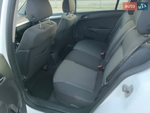 Белый Опель Астра, объемом двигателя 1.7 л и пробегом 245 тыс. км за 5600 $, фото 17 на Automoto.ua