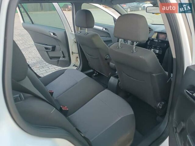 Белый Опель Астра, объемом двигателя 1.7 л и пробегом 245 тыс. км за 5600 $, фото 23 на Automoto.ua