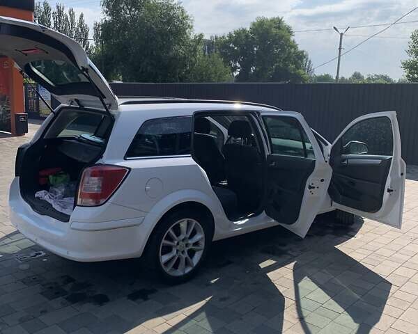 Опель Астра 2010 у Павлограде на Automoto.ua Білий Опель Астра, об'ємом двигуна 1.69 л та пробігом 240 тис. км за 6600 $, фото 7 на Automoto.ua