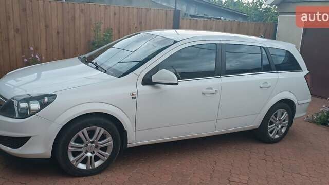 Опель Астра 2010 у Первомайськ на Automoto.ua Білий Опель Астра, об'ємом двигуна 1.7 л та пробігом 271 тис. км за 5500 $, фото 2 на Automoto.ua