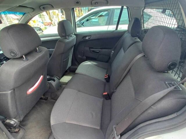 Опель Астра 2010 в Мукачеве на Automoto.ua Белый Опель Астра, объемом двигателя 1.7 л и пробегом 314 тыс. км за 4500 $, фото 3 на Automoto.ua