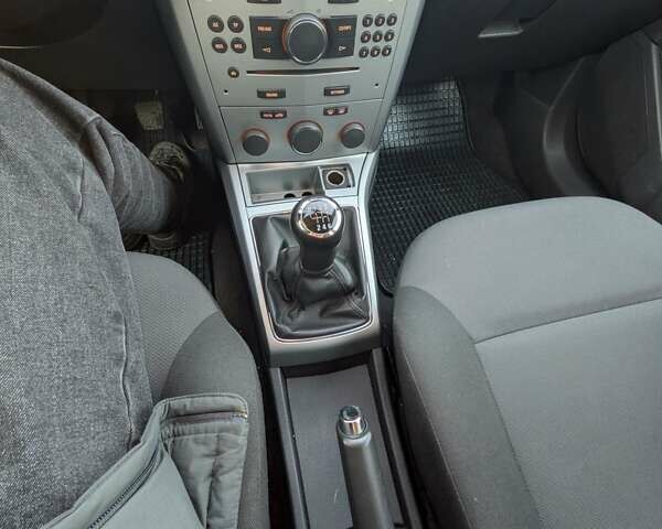 Белый Опель Астра, объемом двигателя 1.7 л и пробегом 275 тыс. км за 5500 $, фото 7 на Automoto.ua